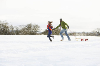 十几岁的夫妇拉<strong>雪</strong>橇<strong>雪</strong>场