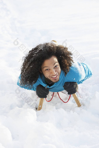 年轻的男人。<strong>骑雪</strong>橇<strong>雪</strong>景观