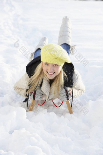 十几岁的女孩骑雪橇雪景观