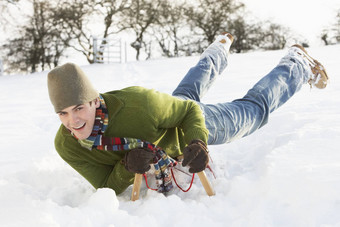 年轻的男人。骑雪橇雪景观