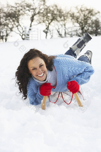 年轻的女人<strong>骑雪</strong>橇<strong>雪</strong>景观