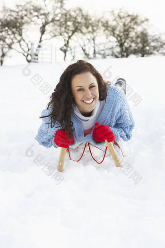 年轻的女人<strong>骑雪</strong>橇<strong>雪</strong>景观