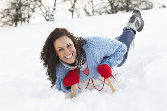 年轻的女人<strong>骑雪</strong>橇<strong>雪</strong>景观