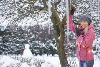 十几岁的女孩挂仙女灯树冰柱福尔格