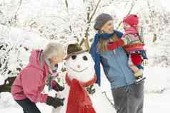 年轻的女孩祖母妈妈。建筑雪人守卫