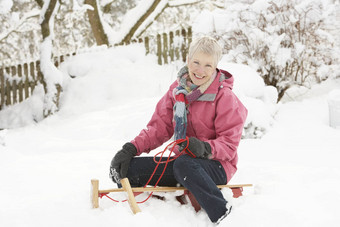 高级女人坐着<strong>雪</strong>橇<strong>雪</strong>景观