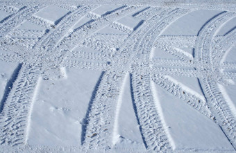 轮胎<strong>跟踪</strong>穿越雪地形