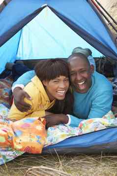 年轻的夫妇放松内部帐篷野营假期