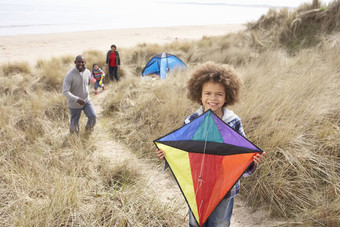 家庭有趣的风筝沙子沙丘