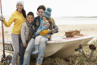 家庭集团坐着船钓<strong>鱼杆</strong>冬天海滩