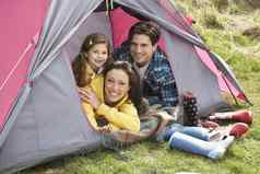 年轻的家庭放松内部帐篷野营假期