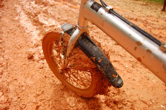 棕色（的）泥泞的<strong>自行车</strong>前面轮