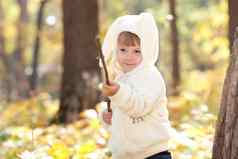 美丽的女孩服装兔子秋天森林
