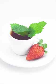杯茶草莓薄荷孤立的白色