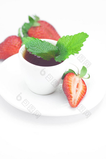 杯茶草莓薄荷孤立的白色