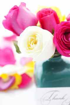 花束色彩斑斓的玫瑰花瓶花瓣卡单词