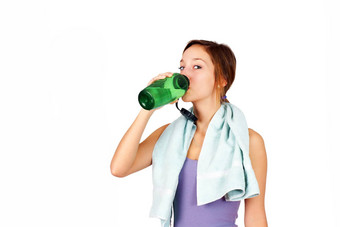 运动年轻的女人喝水