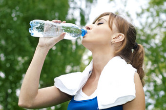 年轻的女人喝水锻炼
