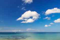 海洋景观蓝色的多云的天空帆船