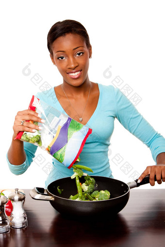 健康有意识的女人准备蔬菜