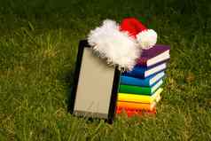 电子书读者穿圣诞老人的他堆栈书