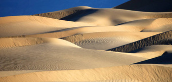 美丽的沙子沙丘形成死亡谷加州