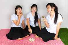 亚洲泰国学生吃爆米花