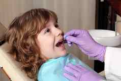 牙科考试女孩病人