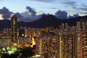 拥挤的建筑晚上在香港香港