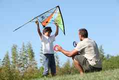 父亲儿子玩风筝