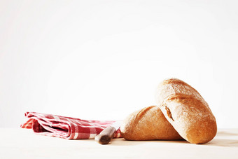 用<strong>全麦</strong>面粉做的面包毛巾面包刀