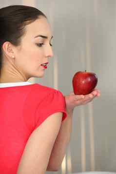 女人红色的持有红色的苹果