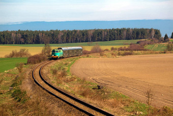 乘客火车通过农村