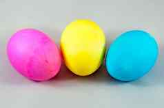 复活节鸡蛋粉红色的蓝色的黄色的