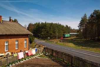 乘客火车通过农村