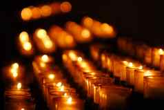 慈善机构lignting祈祷蜡烛寺庙