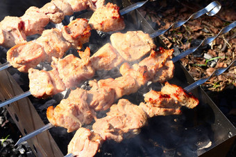 烹饪烤羊肉串