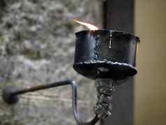 金属蜡烛持有人街托斯卡纳小镇