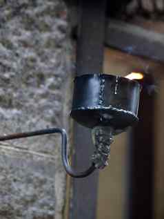 金属蜡烛持有人街托斯卡纳小镇