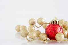红色的圣诞节小玩意黄金闪闪发光的球