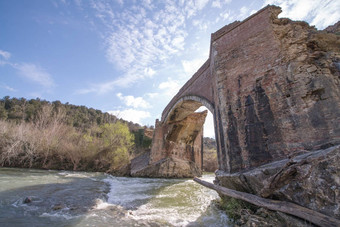 古老的中世纪的桥溪托斯卡纳农村