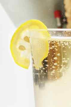玻璃杯状闪闪发光的柠檬水柠檬