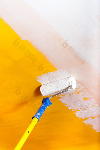 白色油漆黄色的墙绘画杆