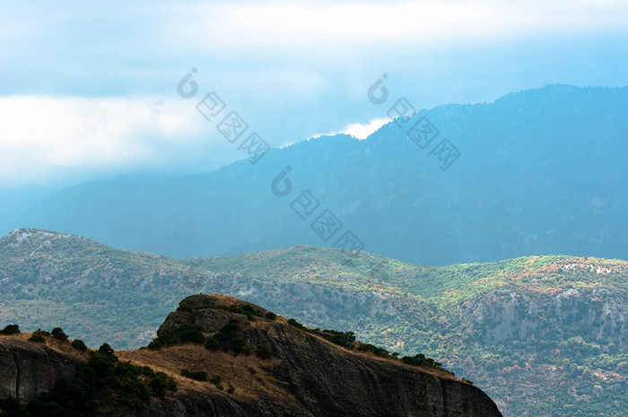 美丽的高山蓝色的天空