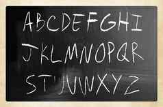 英语字母手写的白色粉笔黑板上