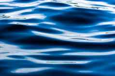 深蓝色的水表面