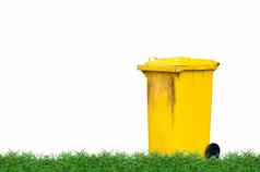 黄色的垃圾箱绿色草坪上