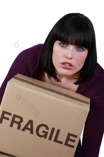 女人携带重盒子标志着脆弱的