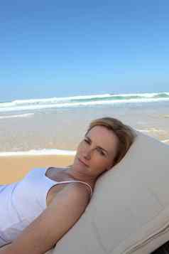 女人吊床边缘海滩