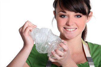 年轻的女孩被<strong>压扁</strong>塑料瓶